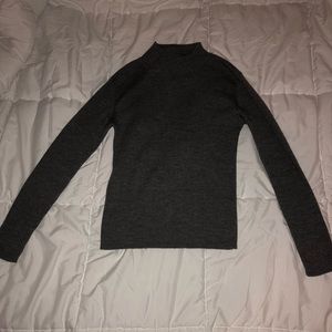 Ribbed, long-sleeve turtle neck.